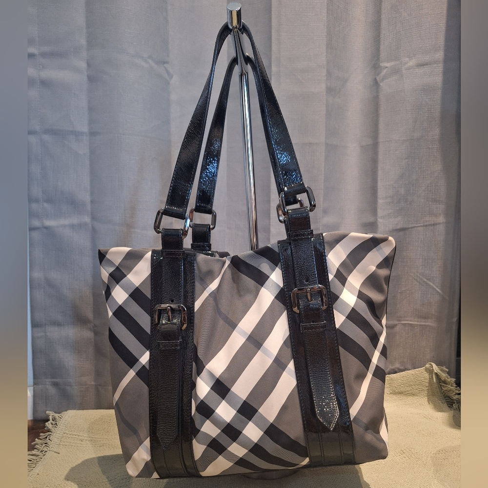 Burberry Victoria Black And White Nova Check Tote/bag